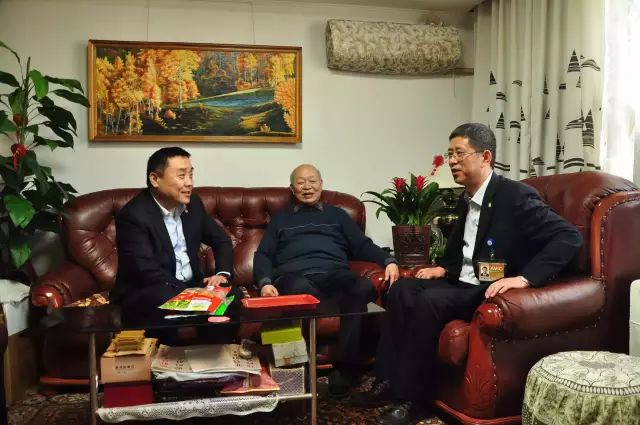 公司領導看望離退休老同志2.jpg