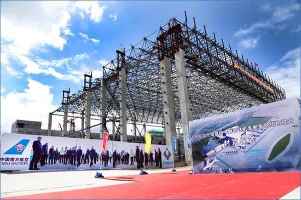 6-貴航生產(chǎn)保障區(qū)一期項(xiàng)目1號(hào)機(jī)庫(kù)鋼結(jié)構(gòu)屋架成功“升頂”.jpg 6-貴航生產(chǎn)保障區(qū)一期項(xiàng)目1號(hào)機(jī)庫(kù)鋼結(jié)構(gòu)屋架成功“升頂”.jpg